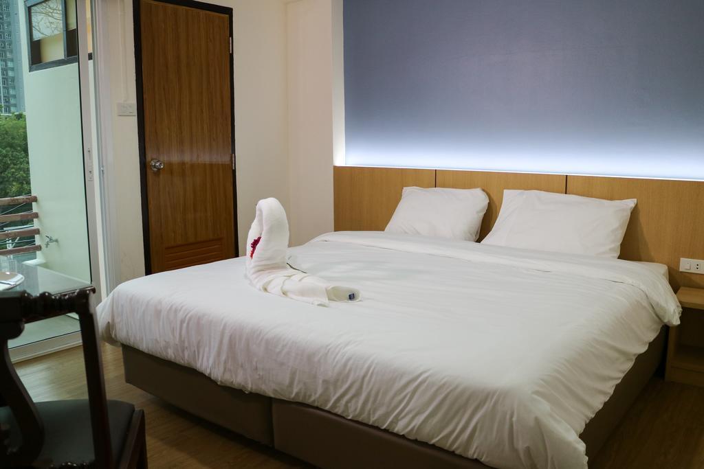 Beerapan Hotel Bangkok Bagian luar foto