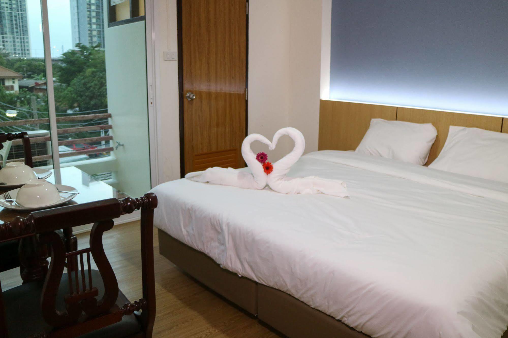 Beerapan Hotel Bangkok Bagian luar foto