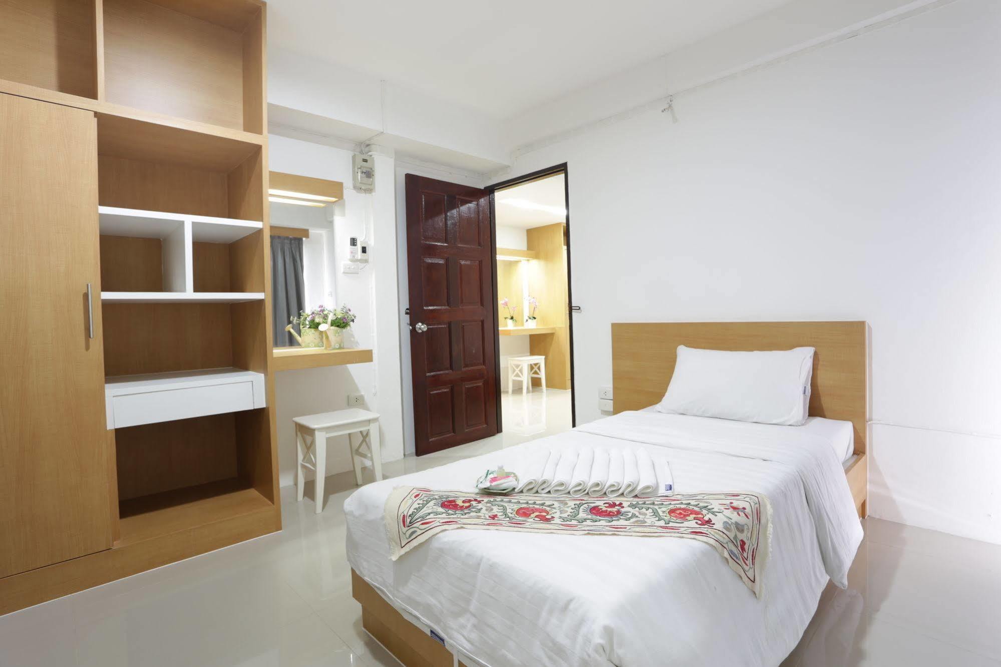 Beerapan Hotel Bangkok Bagian luar foto