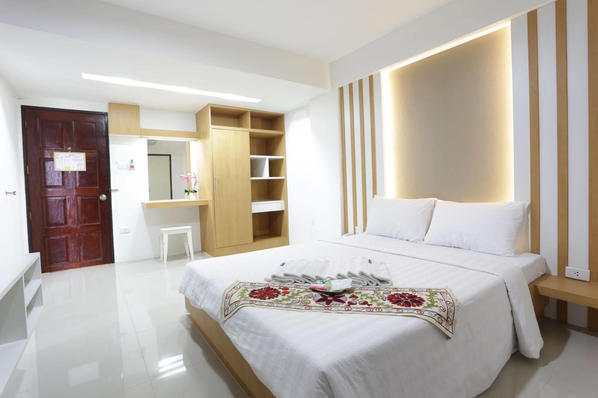 Beerapan Hotel Bangkok Bagian luar foto