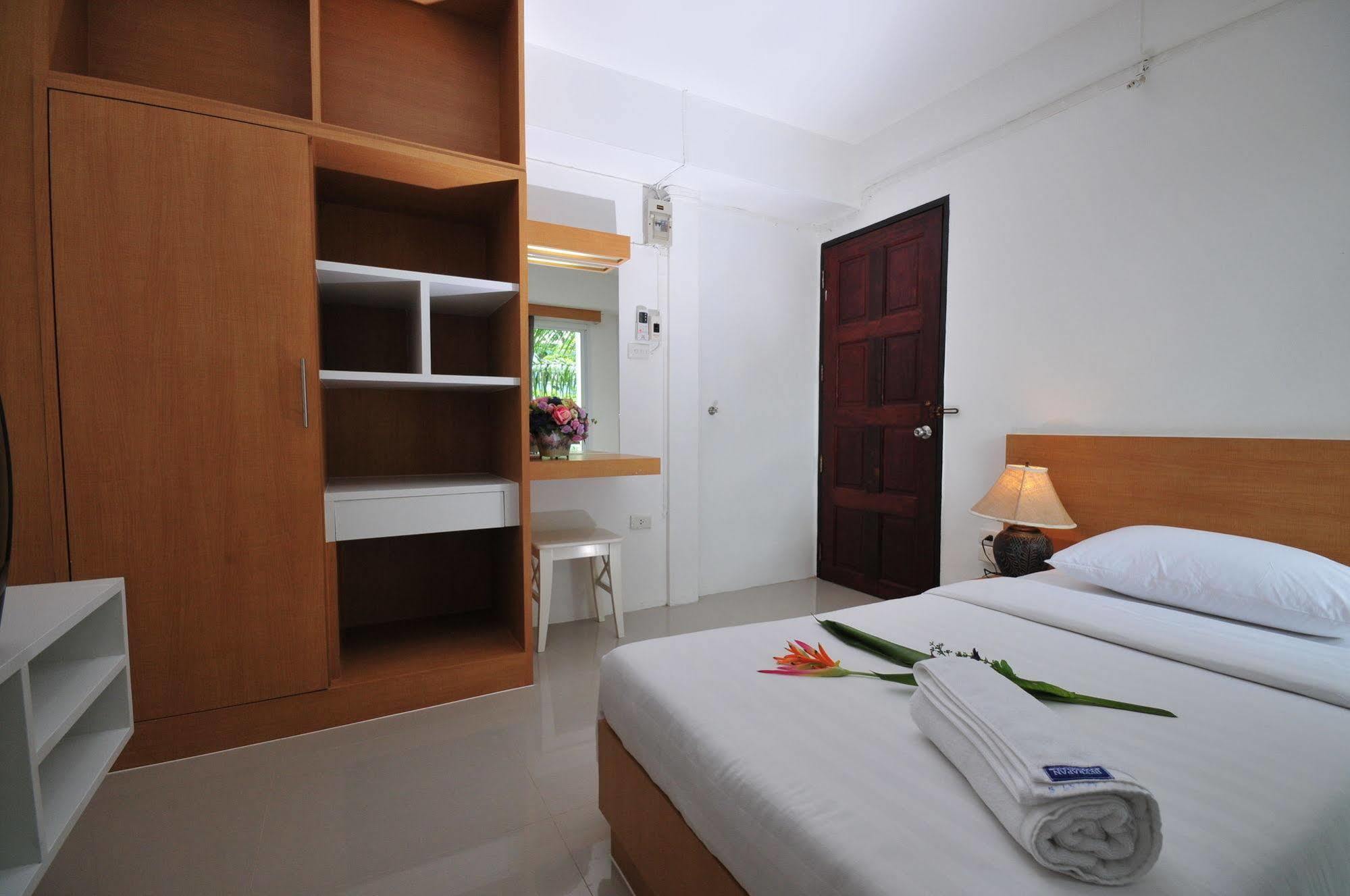 Beerapan Hotel Bangkok Bagian luar foto