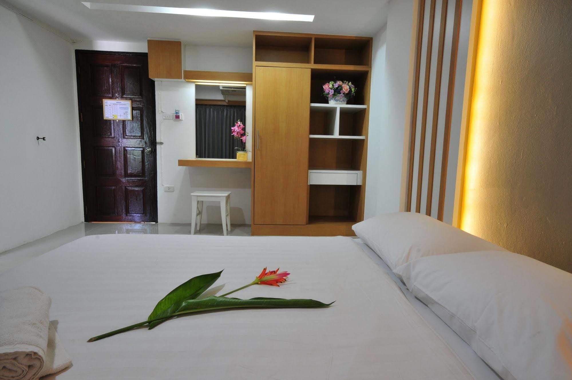 Beerapan Hotel Bangkok Bagian luar foto