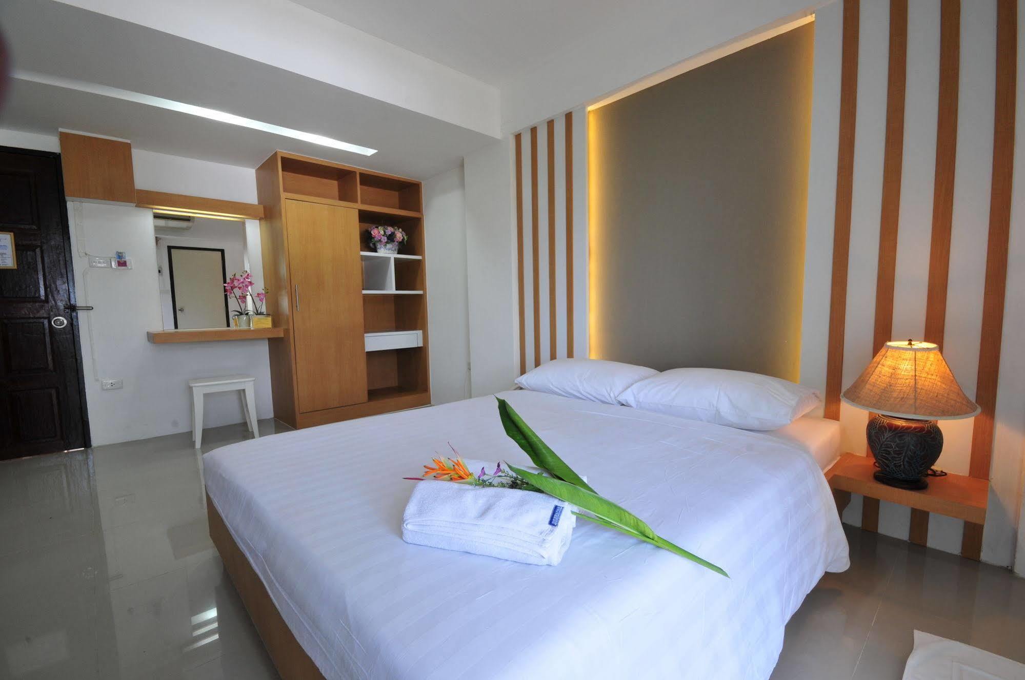 Beerapan Hotel Bangkok Bagian luar foto