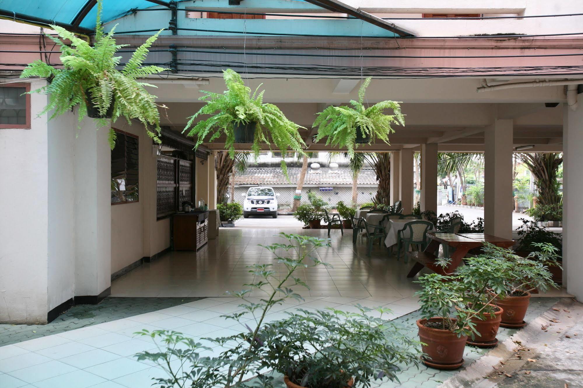 Beerapan Hotel Bangkok Bagian luar foto