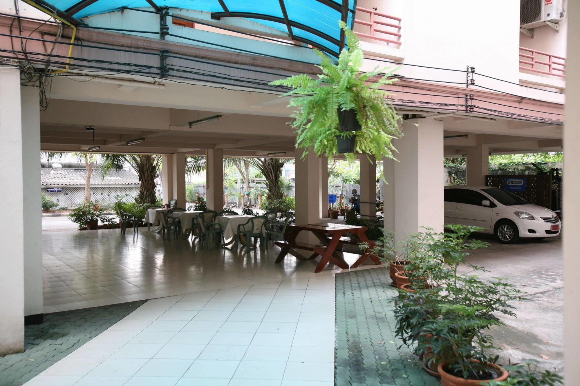 Beerapan Hotel Bangkok Bagian luar foto