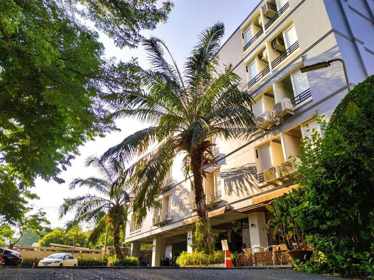 Beerapan Hotel Bangkok Bagian luar foto