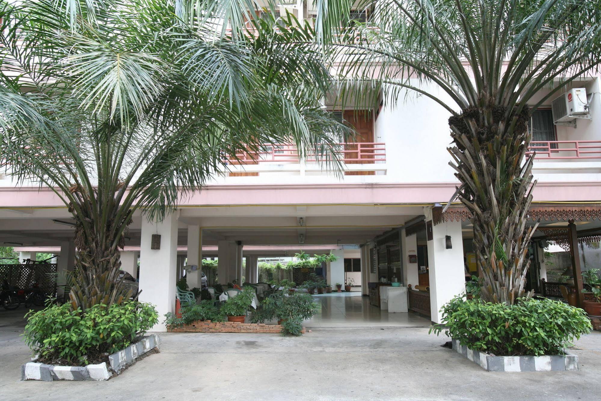 Beerapan Hotel Bangkok Bagian luar foto